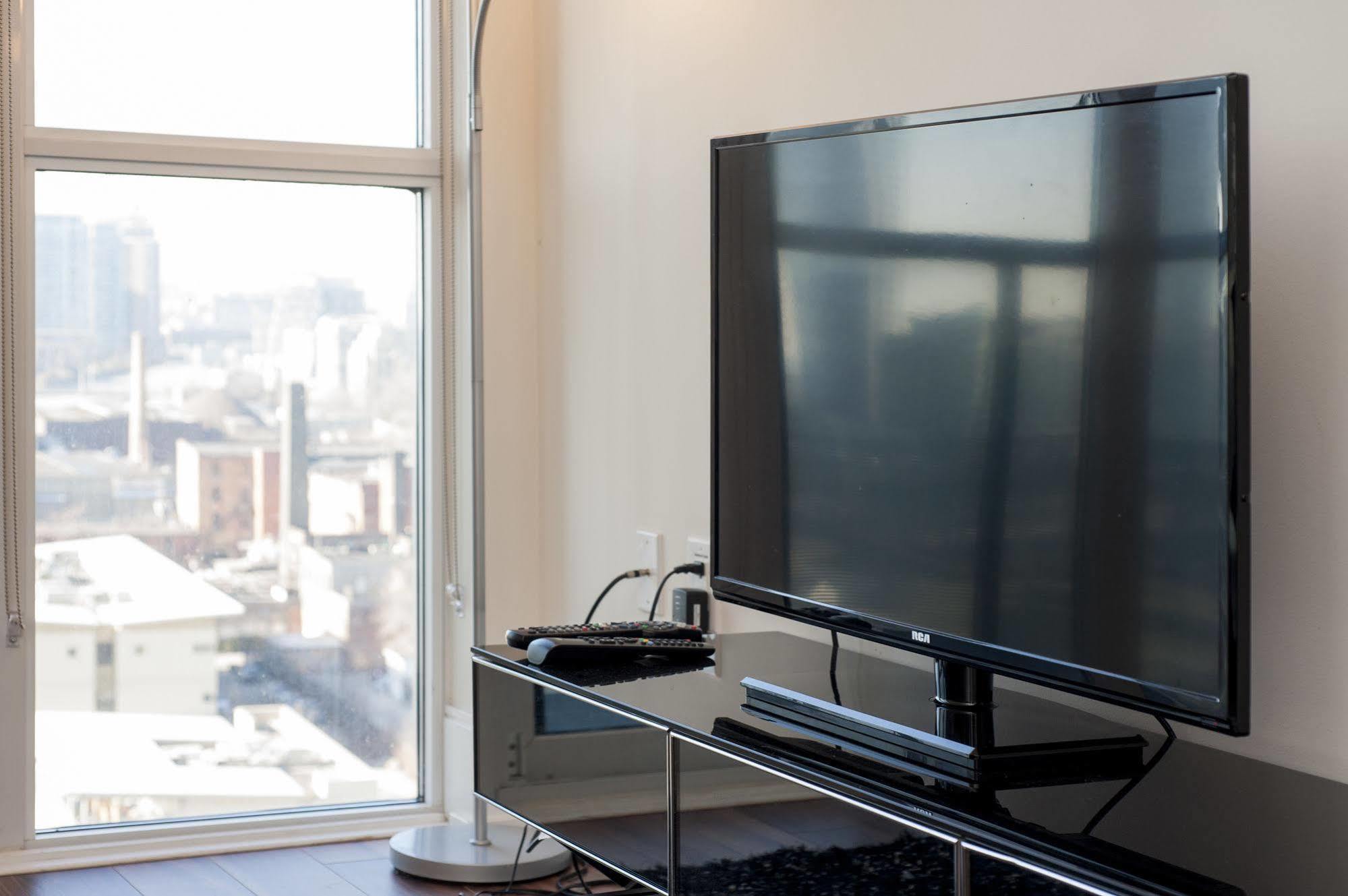 Life Suites Luxury Downtown Condos 토론토 외부 사진