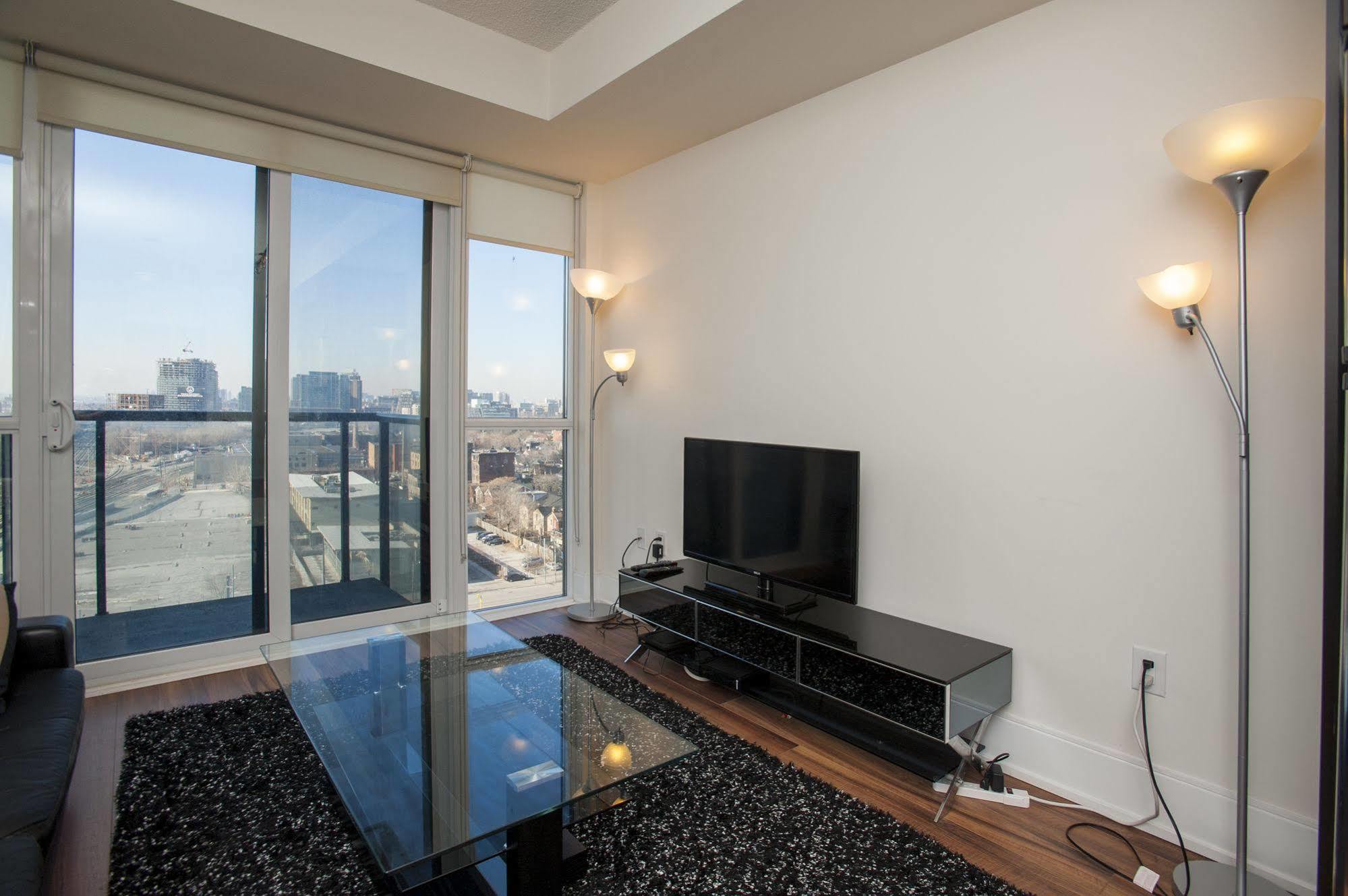 Life Suites Luxury Downtown Condos 토론토 외부 사진