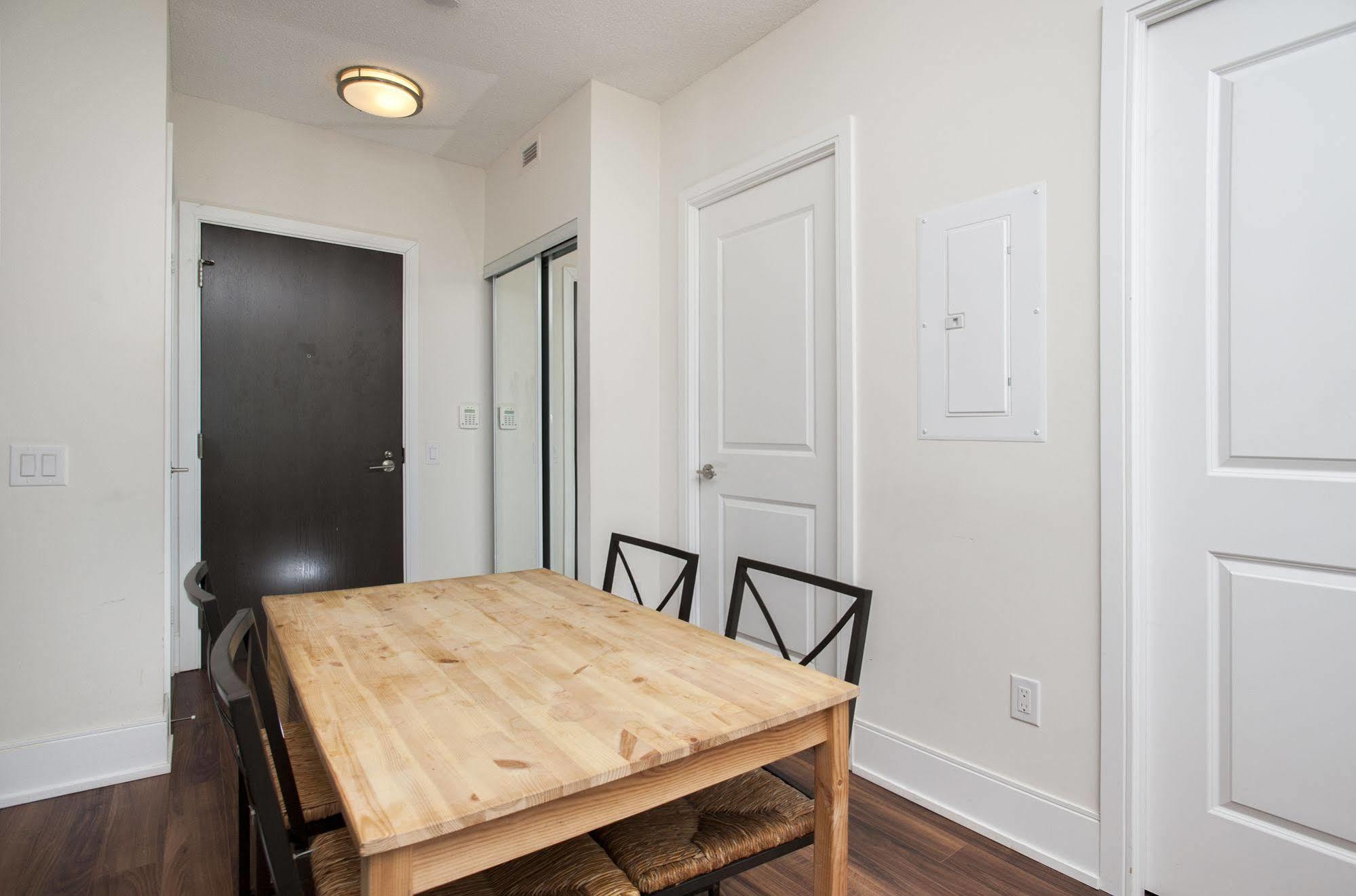 Life Suites Luxury Downtown Condos 토론토 외부 사진