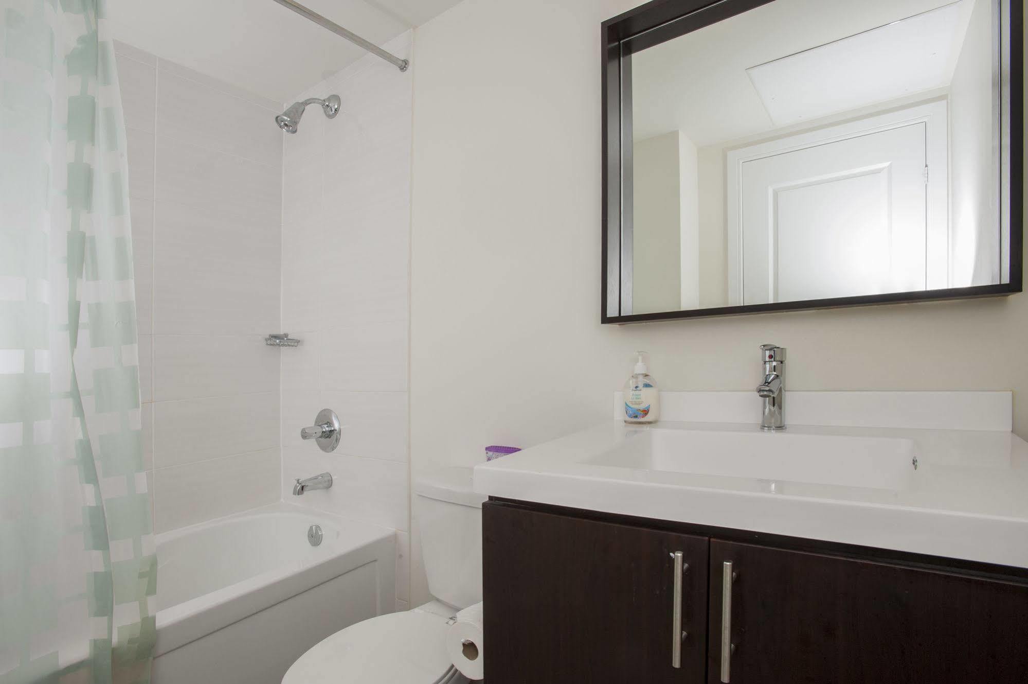 Life Suites Luxury Downtown Condos 토론토 외부 사진