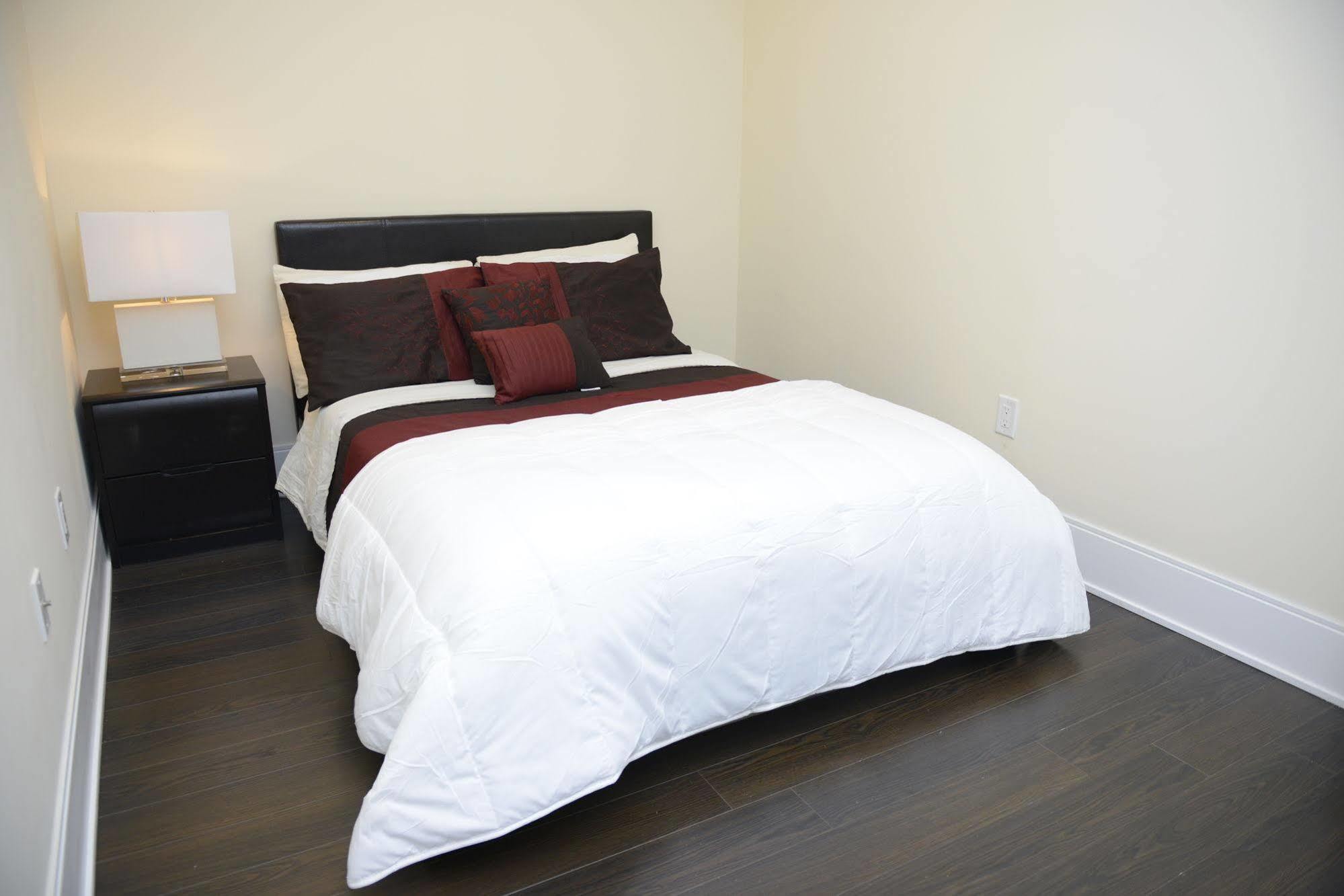 Life Suites Luxury Downtown Condos 토론토 외부 사진