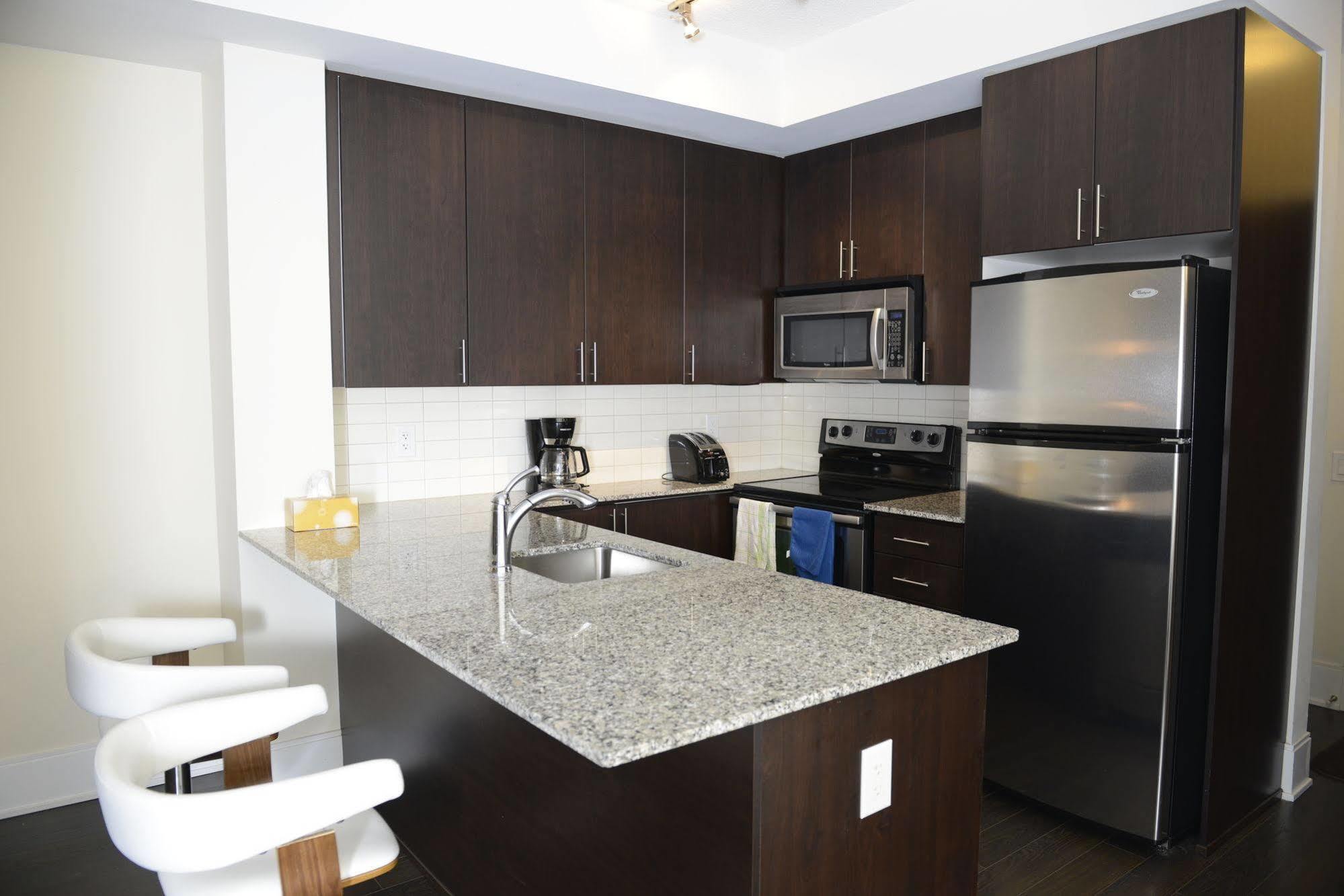 Life Suites Luxury Downtown Condos 토론토 외부 사진