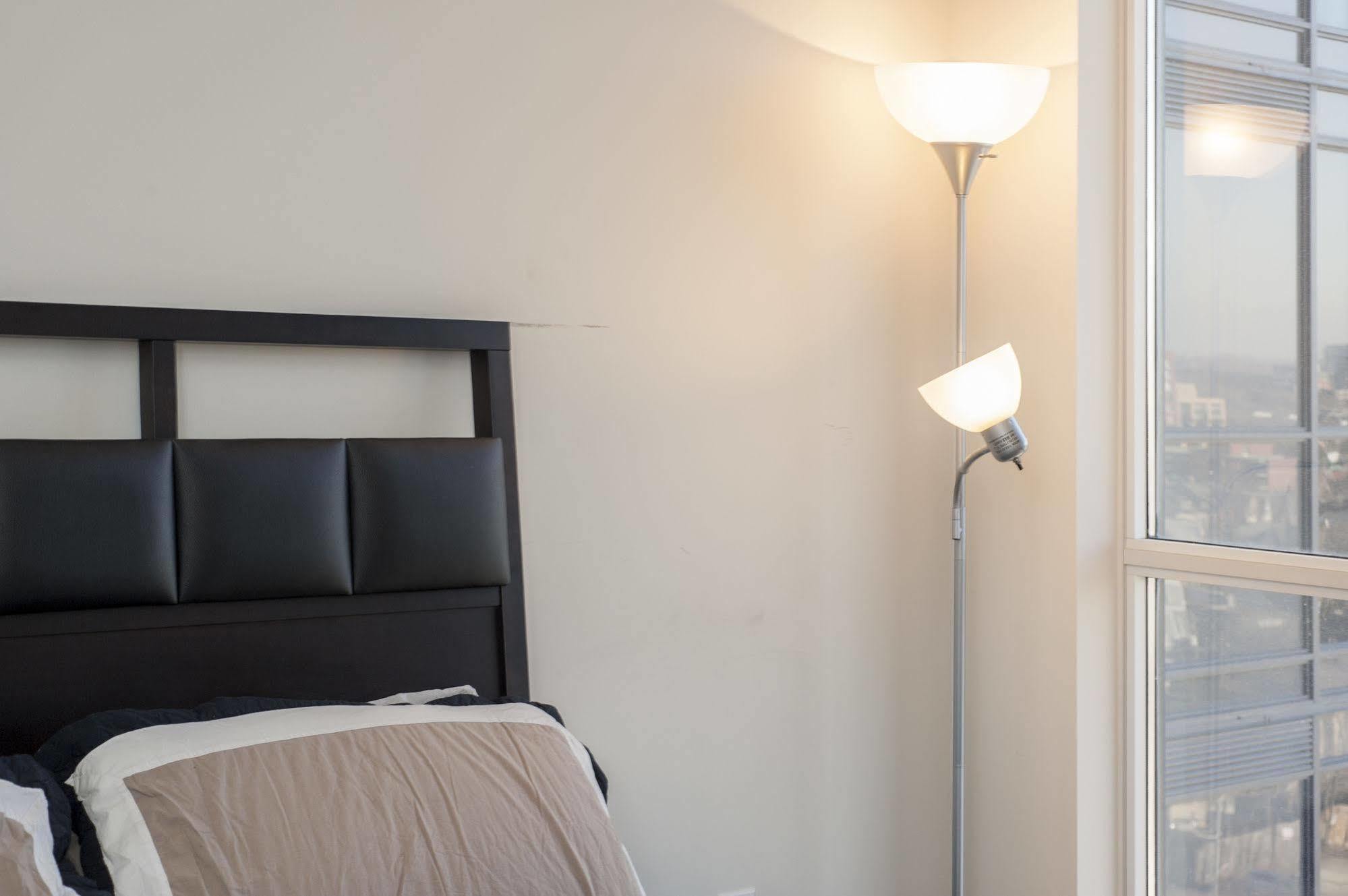 Life Suites Luxury Downtown Condos 토론토 외부 사진