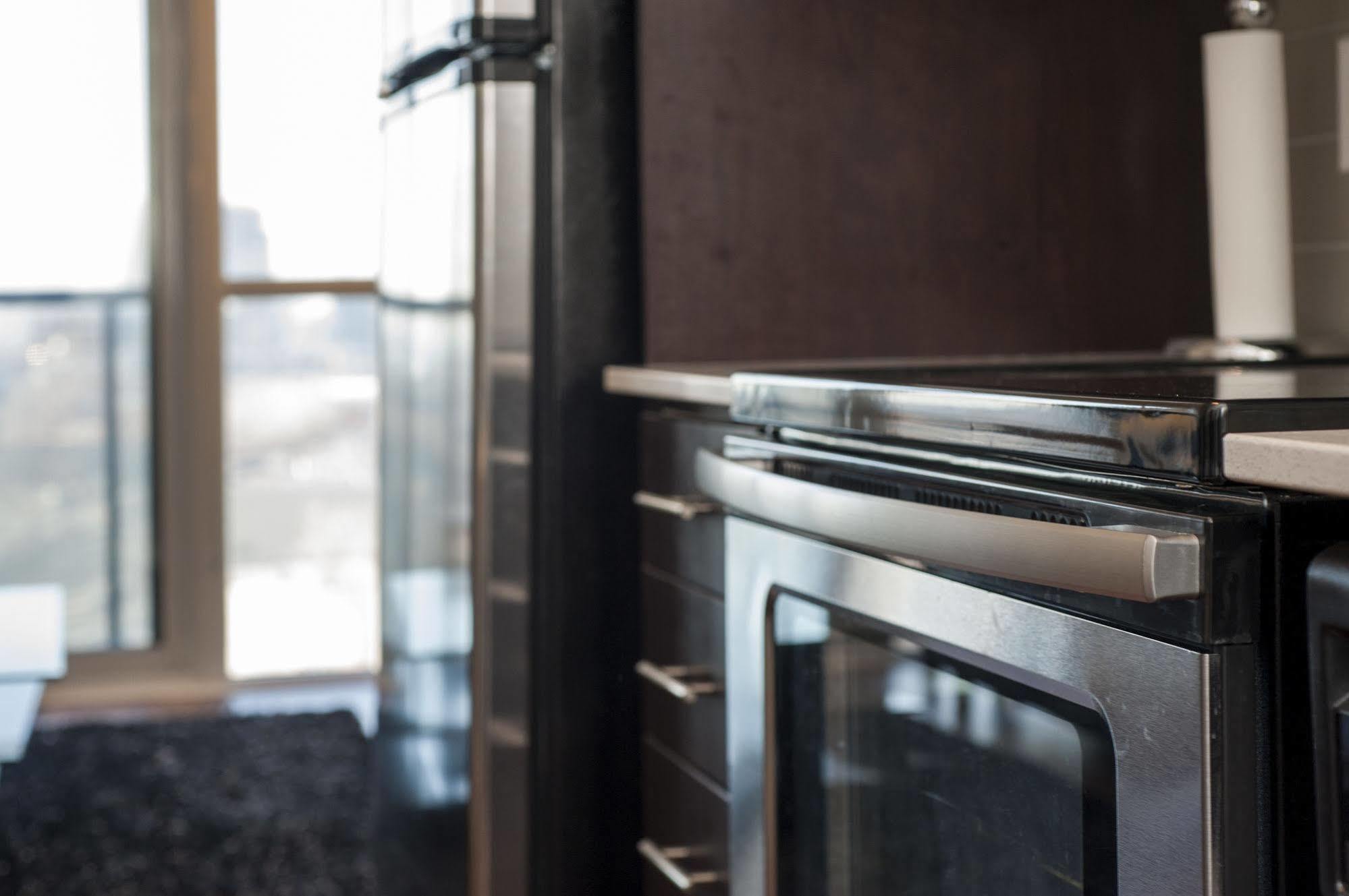 Life Suites Luxury Downtown Condos 토론토 외부 사진