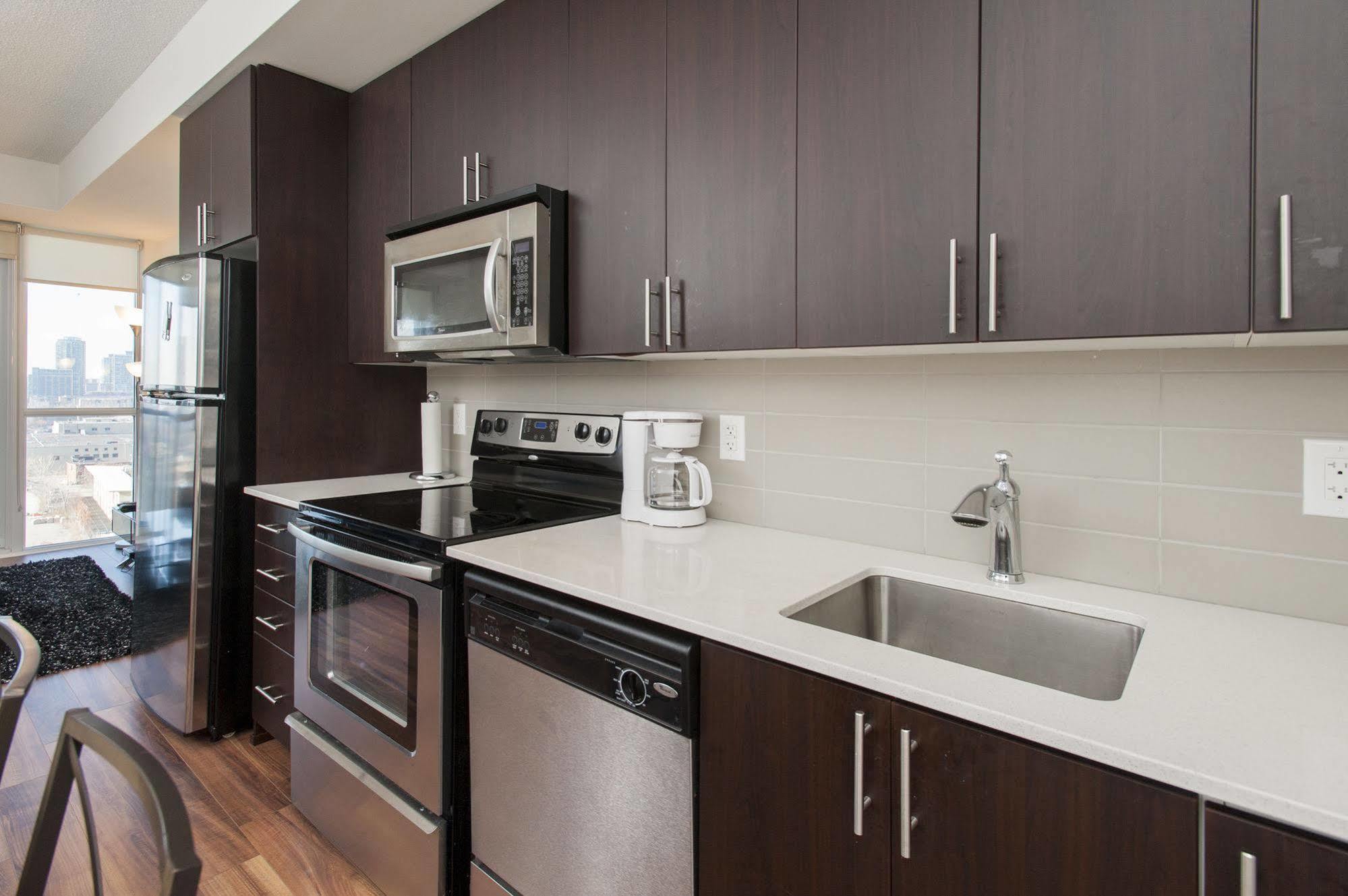 Life Suites Luxury Downtown Condos 토론토 외부 사진
