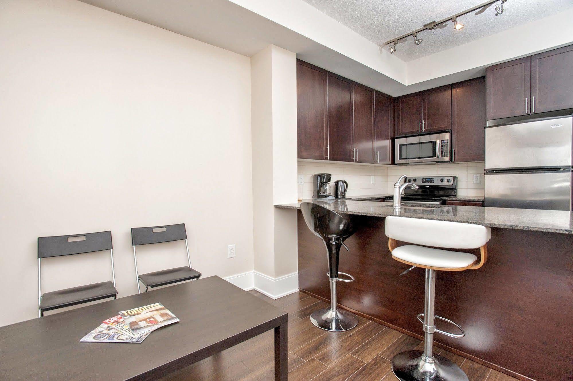 Life Suites Luxury Downtown Condos 토론토 외부 사진