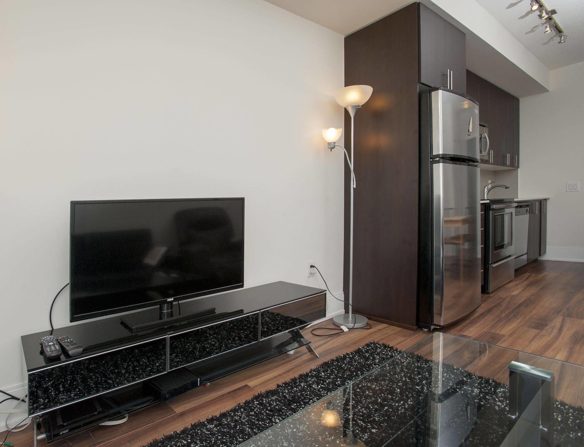 Life Suites Luxury Downtown Condos 토론토 외부 사진