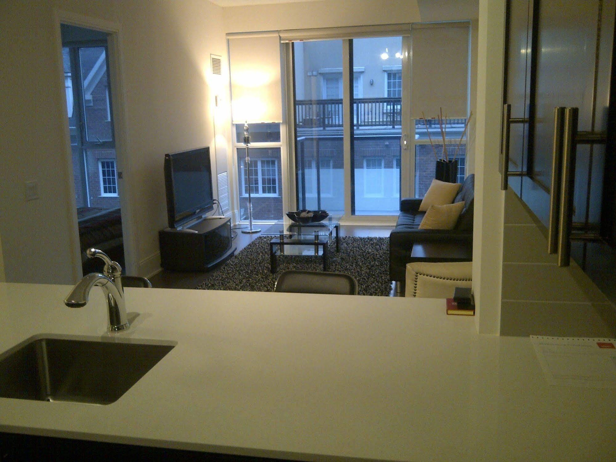 Life Suites Luxury Downtown Condos 토론토 외부 사진