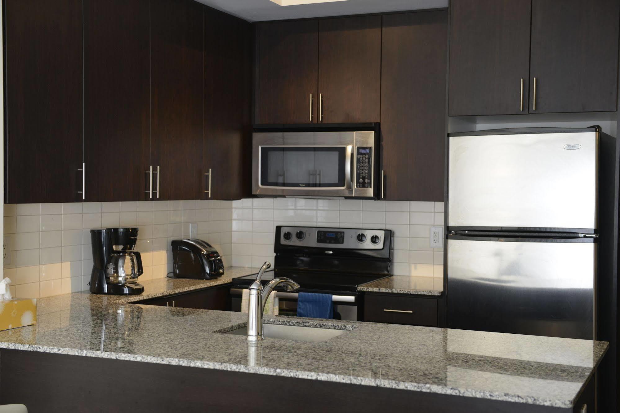 Life Suites Luxury Downtown Condos 토론토 외부 사진