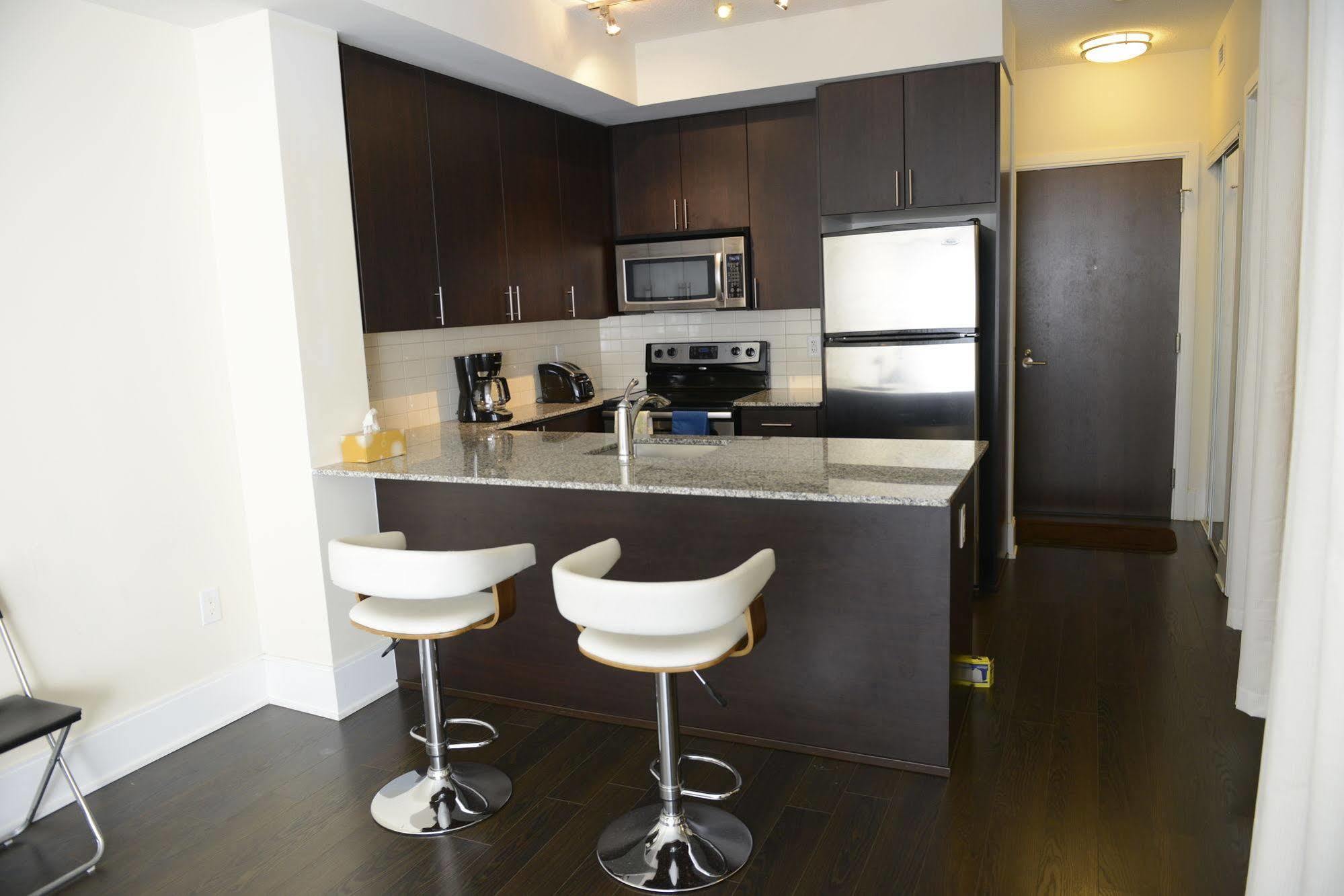 Life Suites Luxury Downtown Condos 토론토 외부 사진