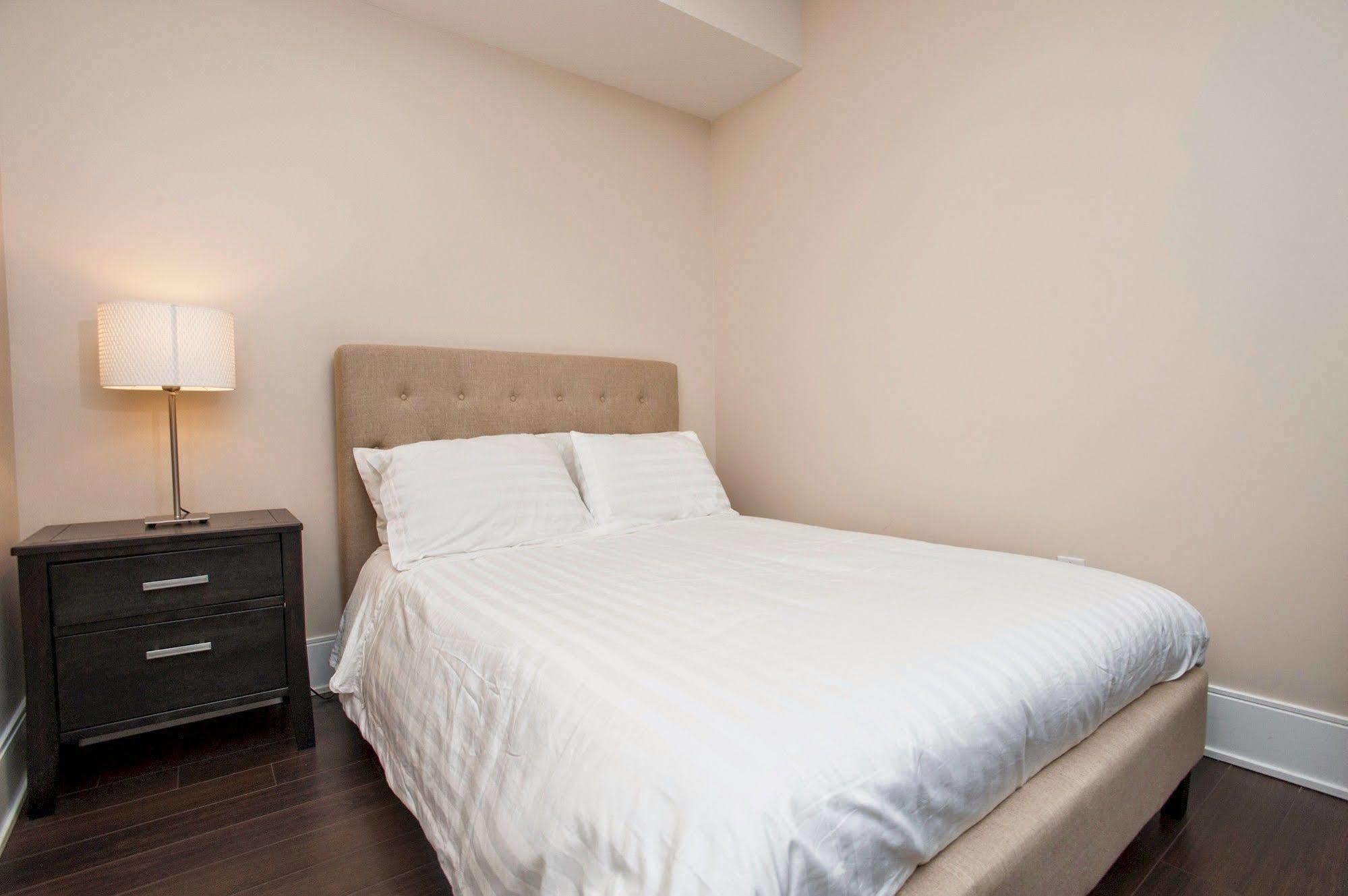 Life Suites Luxury Downtown Condos 토론토 외부 사진