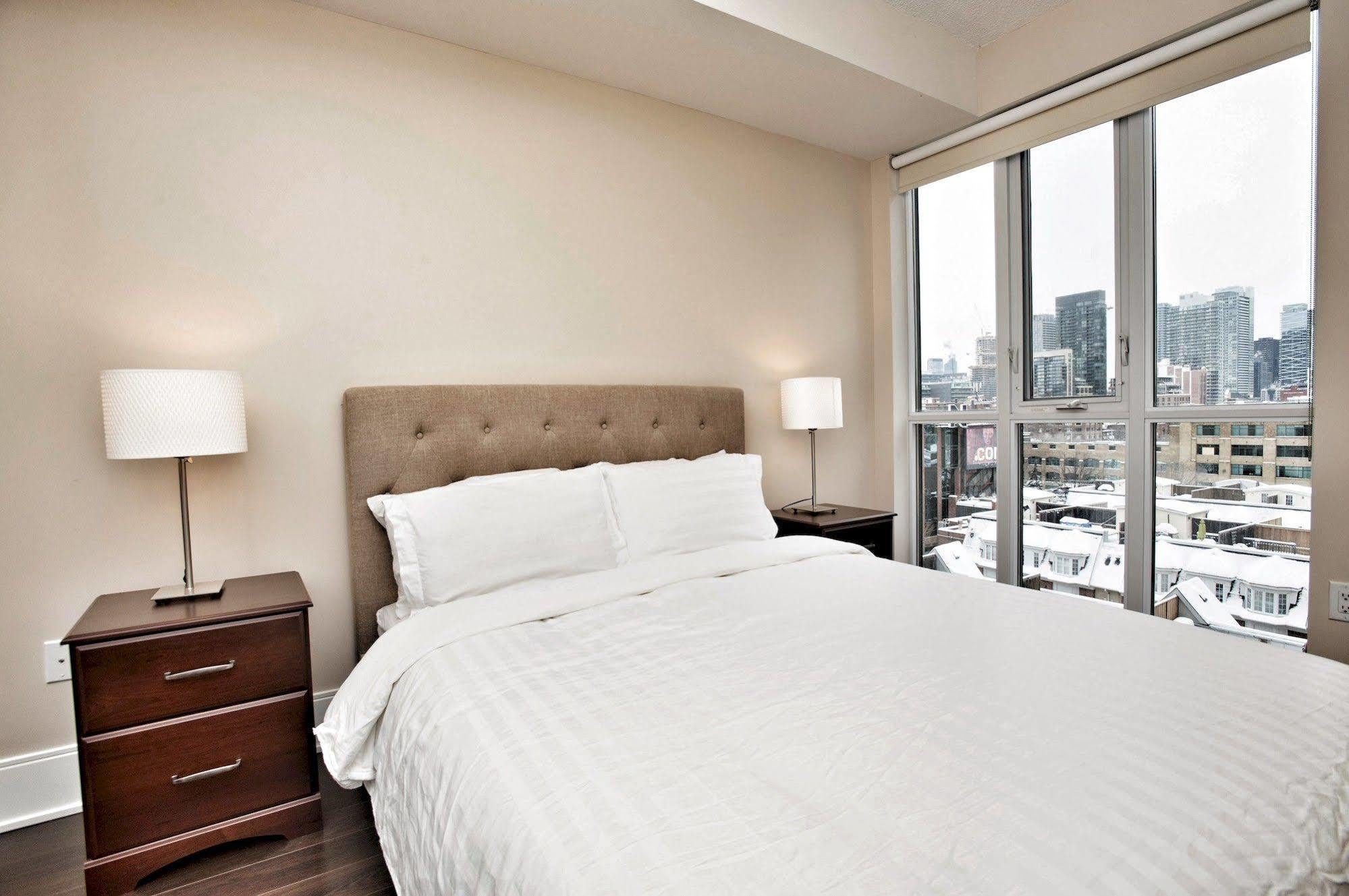 Life Suites Luxury Downtown Condos 토론토 외부 사진