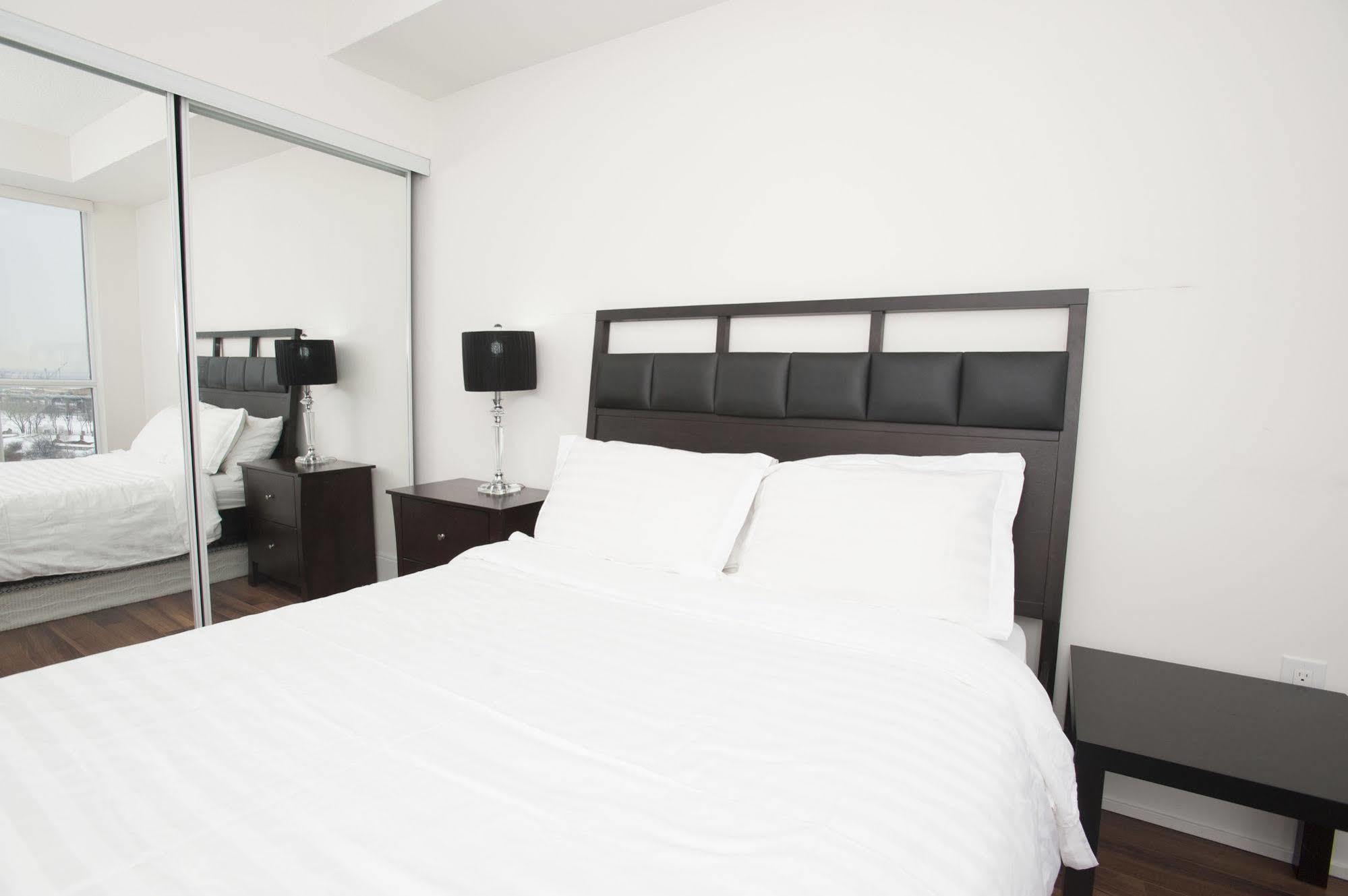 Life Suites Luxury Downtown Condos 토론토 외부 사진