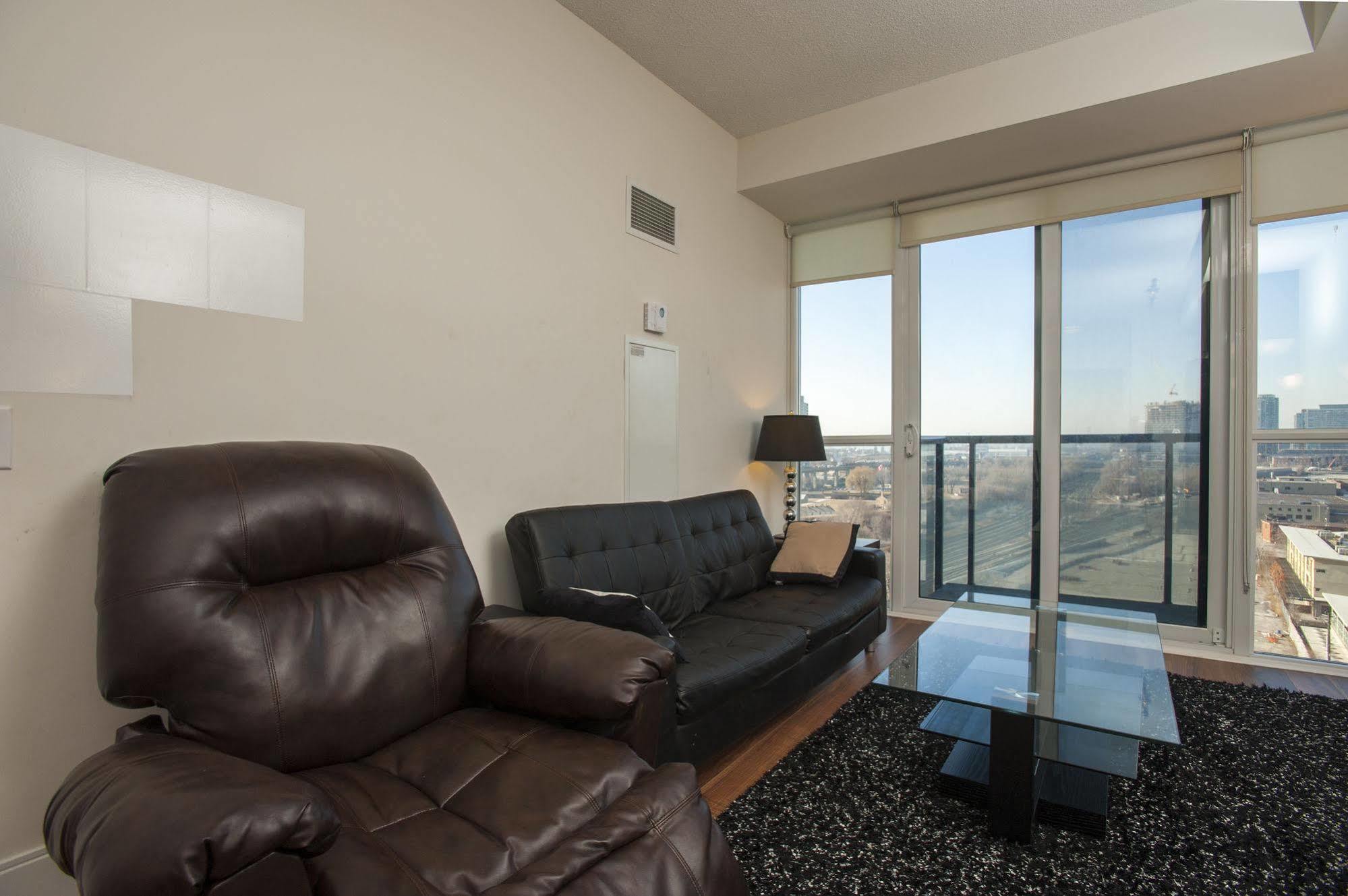 Life Suites Luxury Downtown Condos 토론토 외부 사진