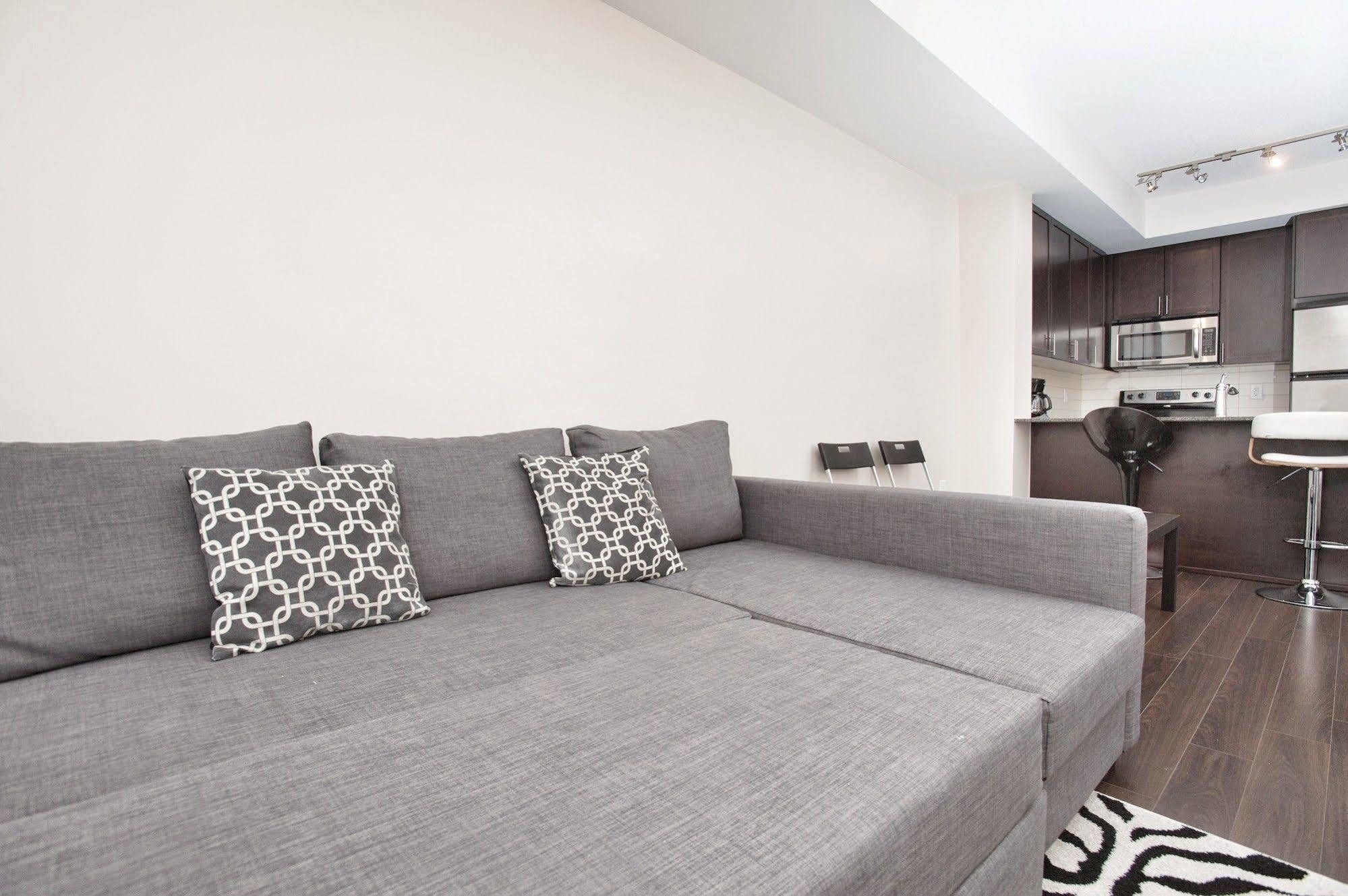 Life Suites Luxury Downtown Condos 토론토 외부 사진