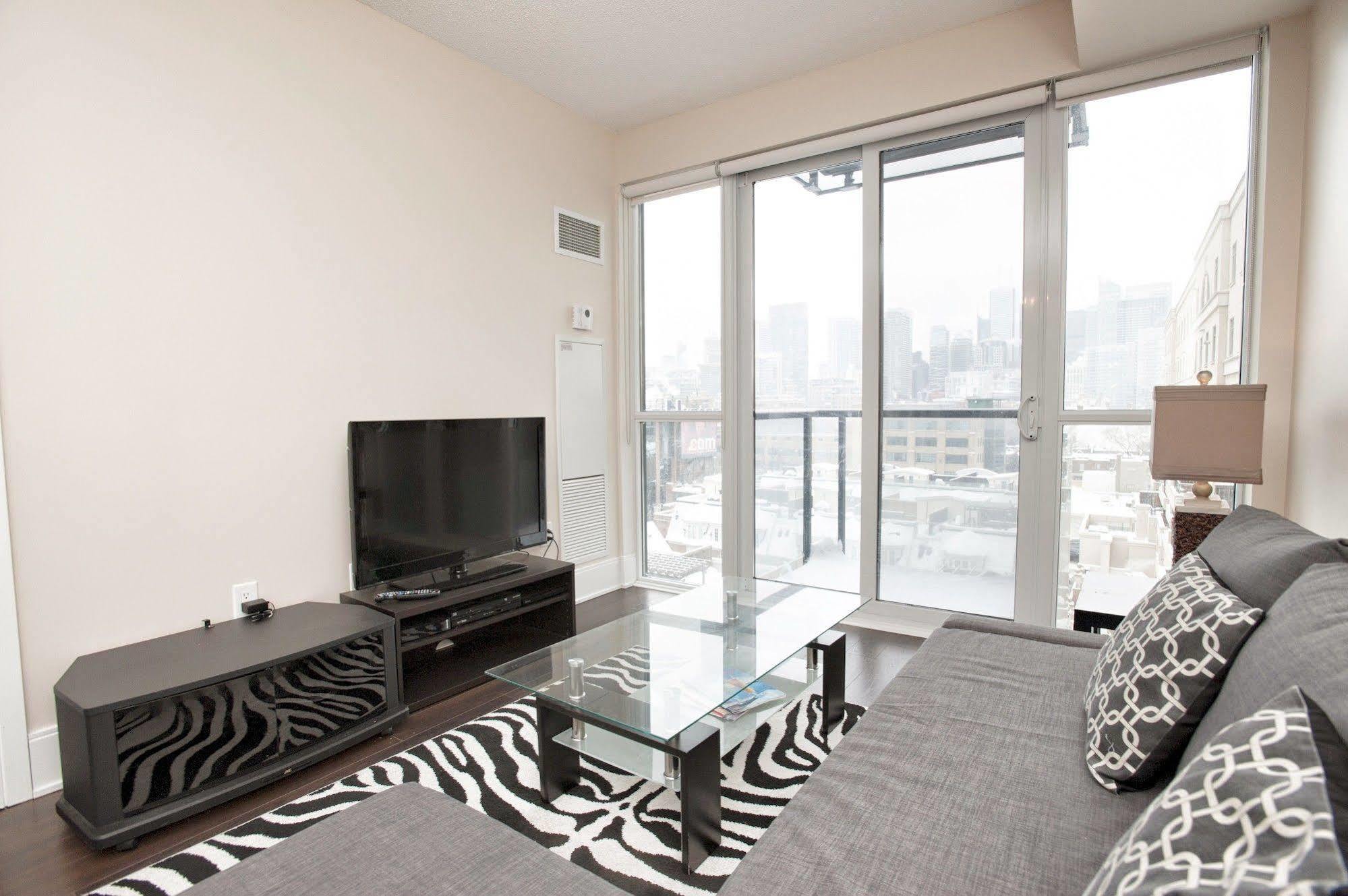 Life Suites Luxury Downtown Condos 토론토 외부 사진